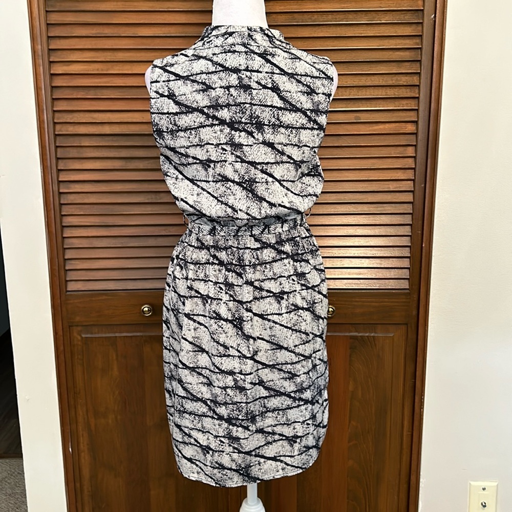Forever 21 Sleeveless Faux Wrap Dress - Picture 5 of 7